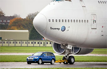 VW Touareg  Boeing 747.  Volkswagen