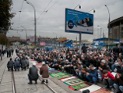 Мусор с прилегающих к московской Соборной мечети улиц убирают брандспойтами Мусор с прилегающих к московской Соборной мечети улиц убирают брандспойтами