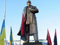 Во Львовской области священники освятили памятник Степану Бандере Во Львовской области священники освятили памятник Степану Бандере