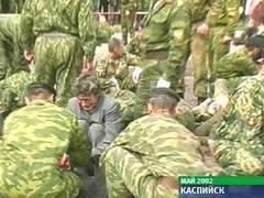 На месте теракта в Каспийске 9 мая 2002, кадр из досье НТВ На месте теракта в Каспийске 9 мая 2002, кадр из досье НТВ