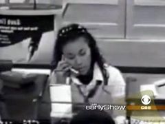 "Телефонная бандитка" во время ограбления одного из банков, кадр CBS "Телефонная бандитка" во время ограбления одного из банков, кадр CBS
