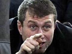 Роман Абрамович во время церемонии награждения Андрея Шевченко. Фото газеты "СПОРТ-ЭКСПРЕСС" Роман Абрамович во время церемонии награждения Андрея Шевченко. Фото газеты "СПОРТ-ЭКСПРЕСС"