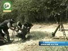Палестинские боевики готовят к запуску ракеты "Кассам". Кадр Первого канала, архив Палестинские боевики готовят к запуску ракеты "Кассам". Кадр Первого канала, архив