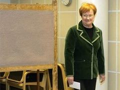 Действующий президент Финляндии Тарья Халонен голосует на выборах. Фото AFP Действующий президент Финляндии Тарья Халонен голосует на выборах. Фото AFP