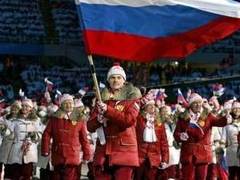 Дмитрий Дорофеев несет флаг сборной России на церемонии открытия. Фото Reuters Дмитрий Дорофеев несет флаг сборной России на церемонии открытия. Фото Reuters