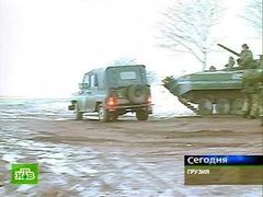 Колонна российских миротворцев в Южной Осетии. Кадр телеканала НТВ Колонна российских миротворцев в Южной Осетии. Кадр телеканала НТВ