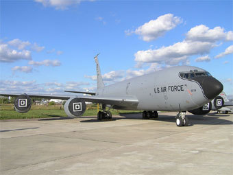 - KC-135 Stratotanker.   , .