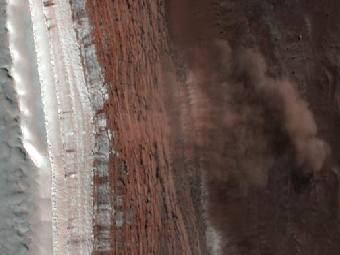  ,   HiRISE    ,       .  NASA/JPL-Caltech/University of Arizona. 