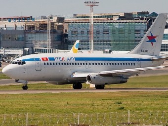 Boeing 737-200.    www.itekair.kg