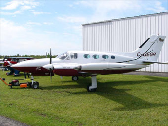 Cessna 421.   Magnus Manske   Wikimedia Commons