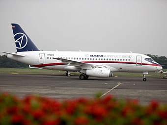 Sukhoi SuperJet-100  .  -,  