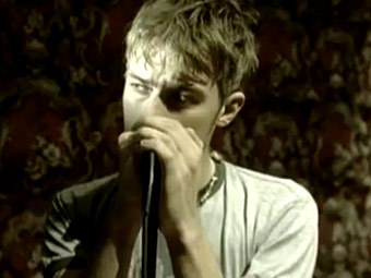 Кадр из видео "Song 2" группы Blur